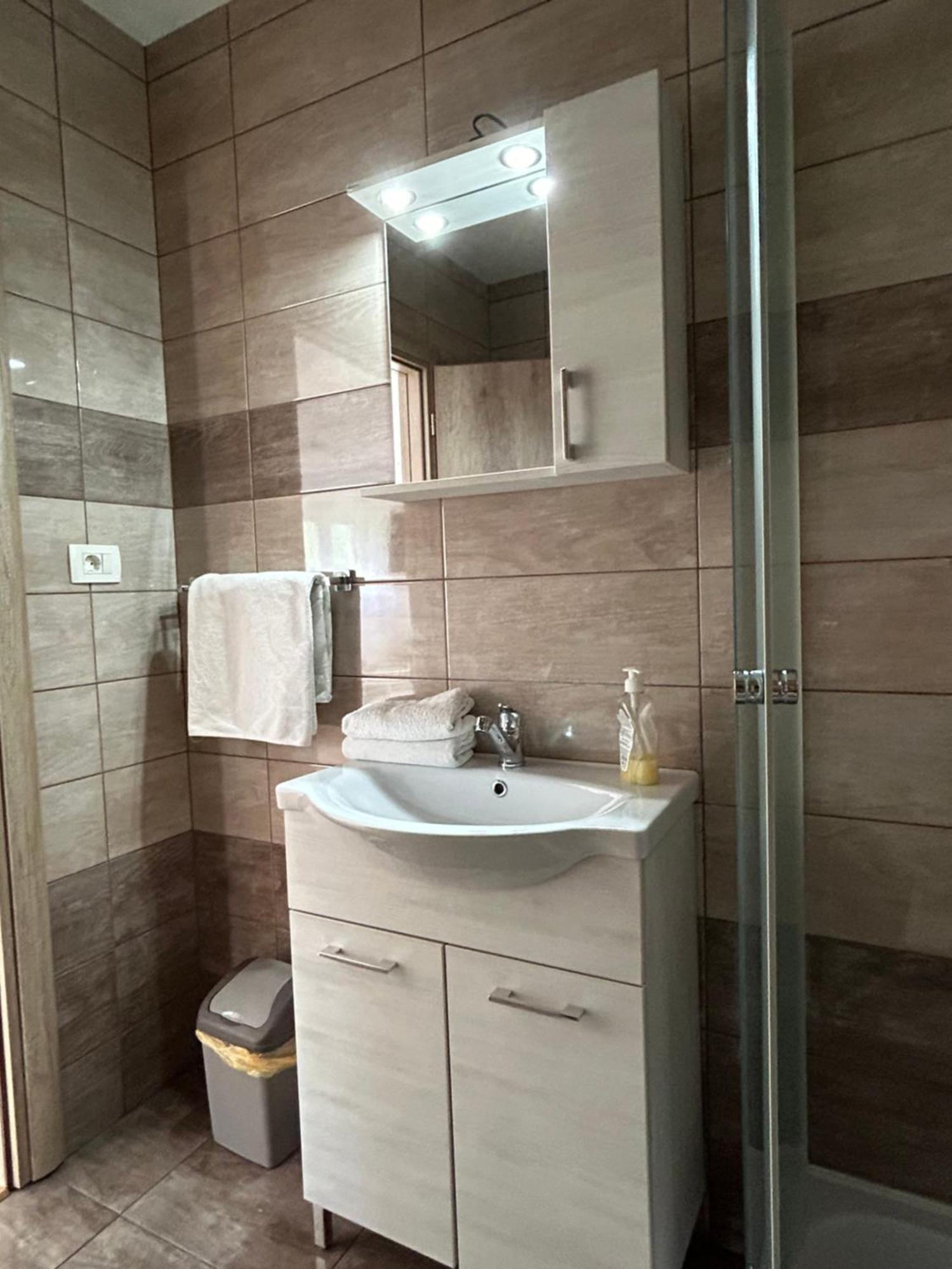 Apartments And Rooms Krizmanic Smoljanac Ngoại thất bức ảnh
