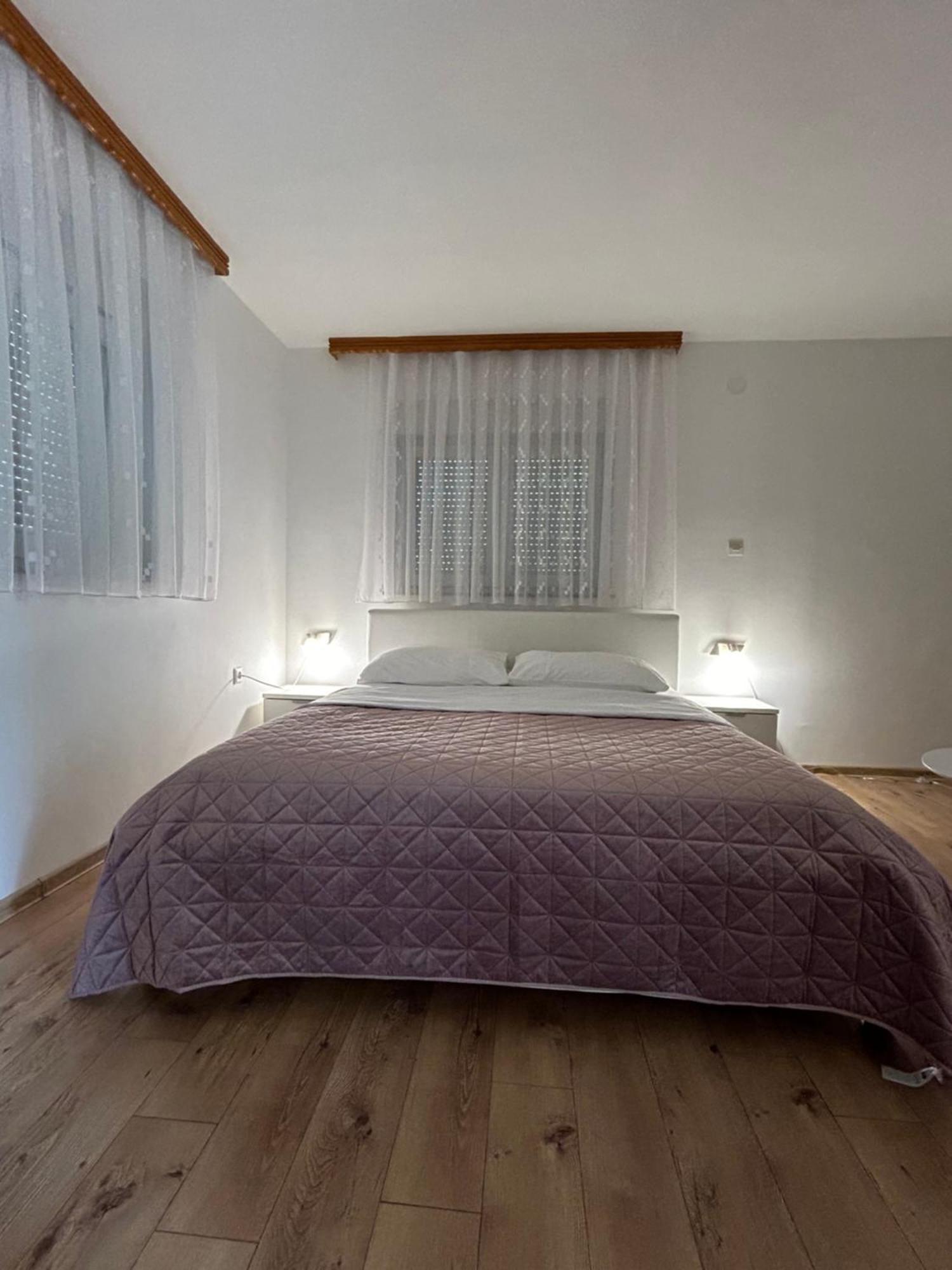 Apartments And Rooms Krizmanic Smoljanac Ngoại thất bức ảnh
